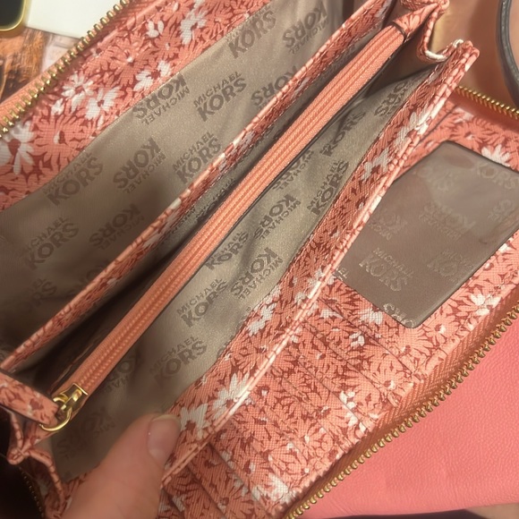 𝐌𝐢𝐜𝐡𝐚𝐞𝐥 𝐊𝐨𝐫𝐬 𝐉𝐞𝐭 𝐒𝐞𝐭 𝐓𝐫𝐚𝐯𝐞𝐥 𝐖𝐚𝐥𝐥𝐞𝐭 𝐍𝐖𝐎𝐓 - Picture 6 of 6